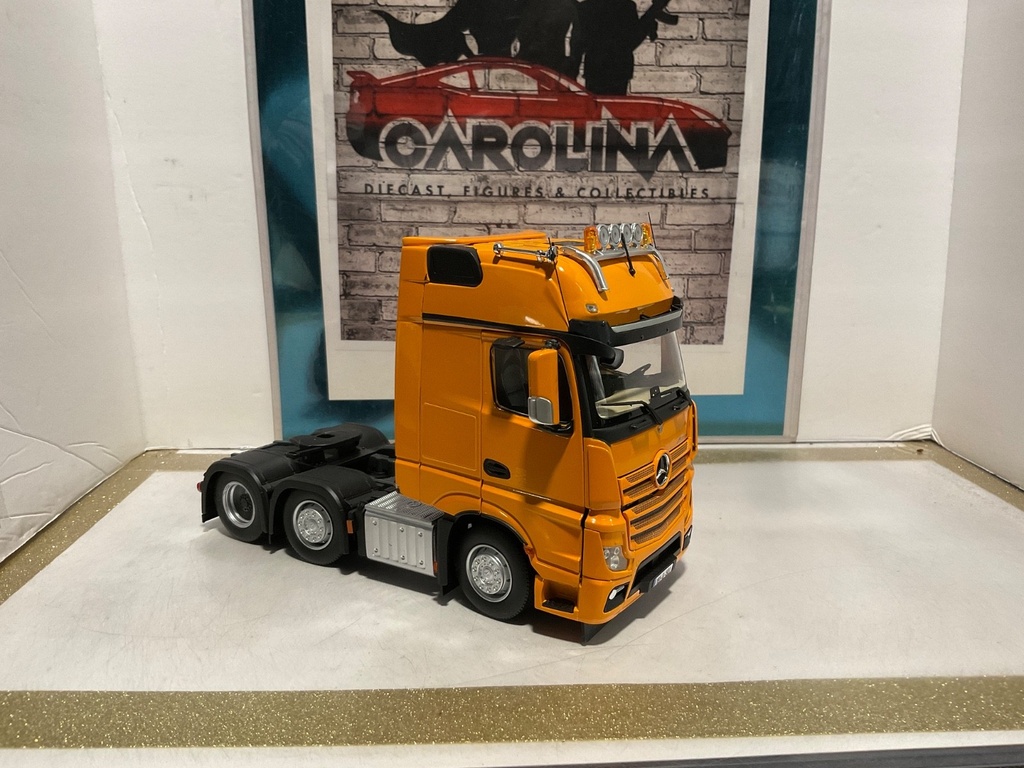 1:32 MARGE MODELS MERCEDES GIGASPACE 6X2  “CUSTOMIZED NEW STORE DISPLAY” image