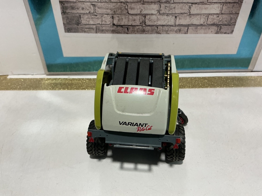1/32 UNIVERSAL HOBBIES CLAAS VARIANT 365 ROUND HAY BALER image