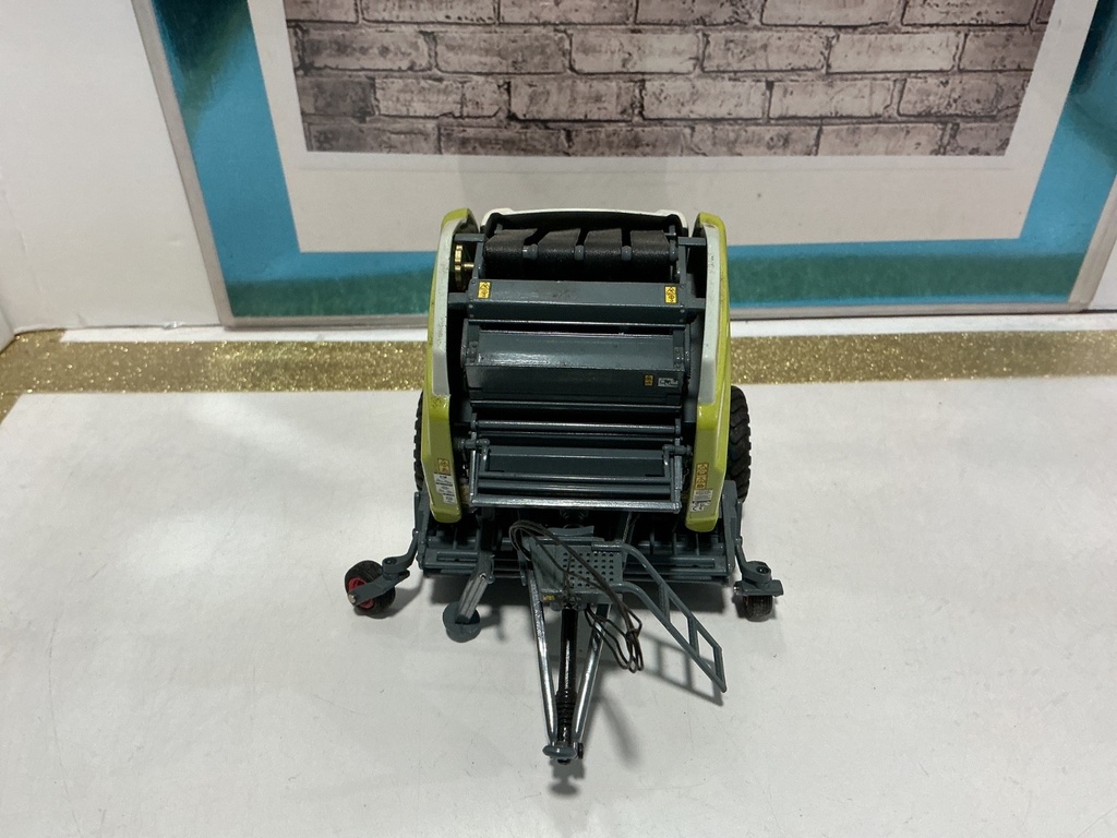 1/32 UNIVERSAL HOBBIES CLAAS VARIANT 365 ROUND HAY BALER image