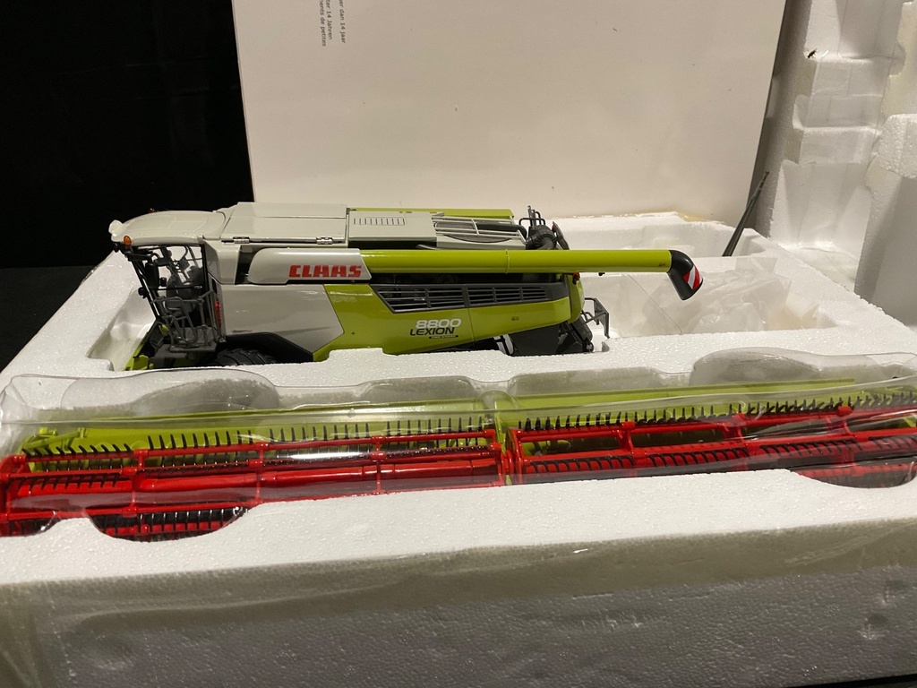 1:32 MARGE MODELS LEXION 8800 CLAAS LIMITED EDITION “New Store Display Unit” image