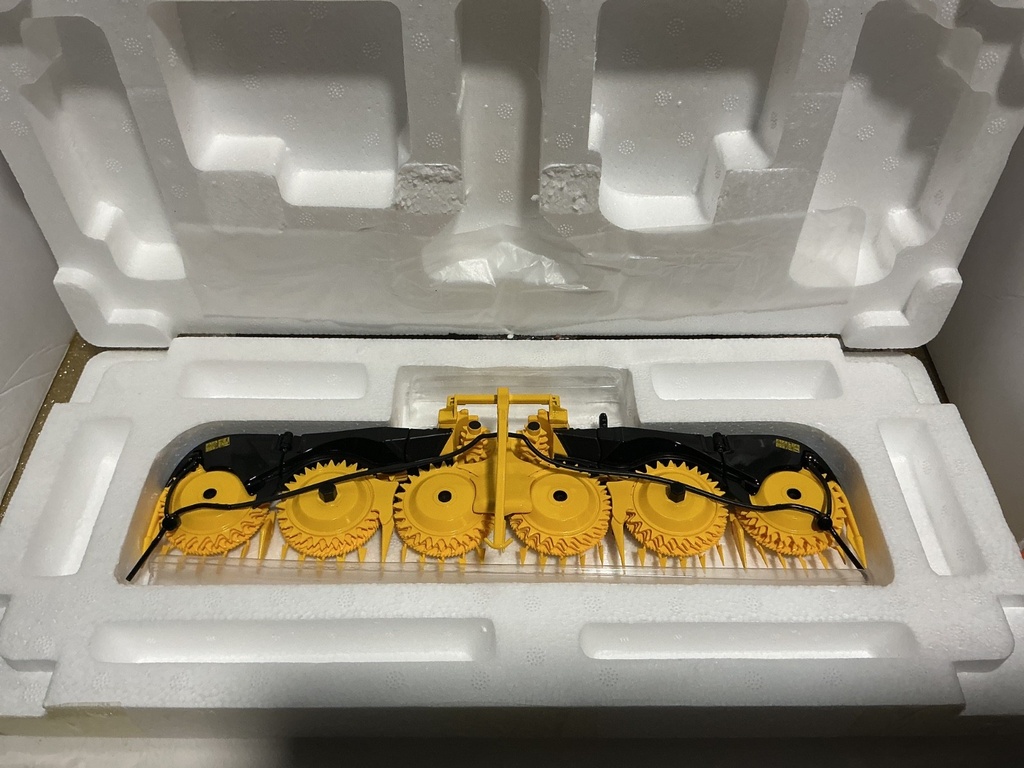 1/32 MARGE MODELS NEW HOLLAND FR780 INCLUDING GRASS-PICKUP AND MAIZE HEADER 7669 image