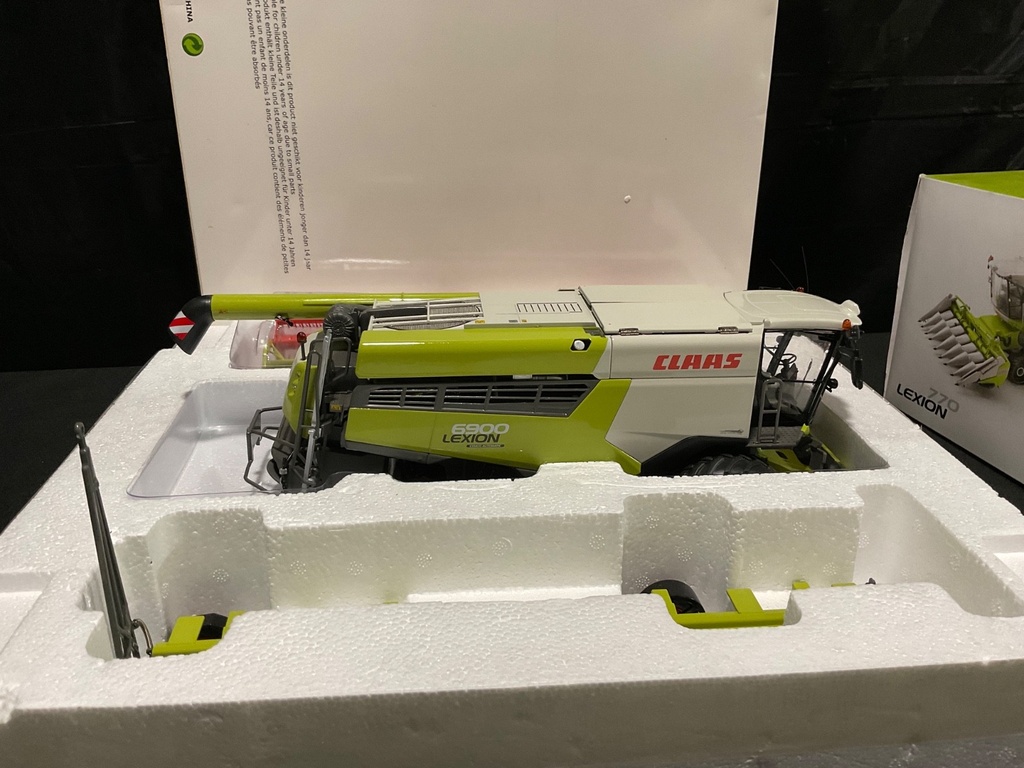 1:32 MARGE MODELS CLAAS LEXICON 6900  LIMITED EDITION image