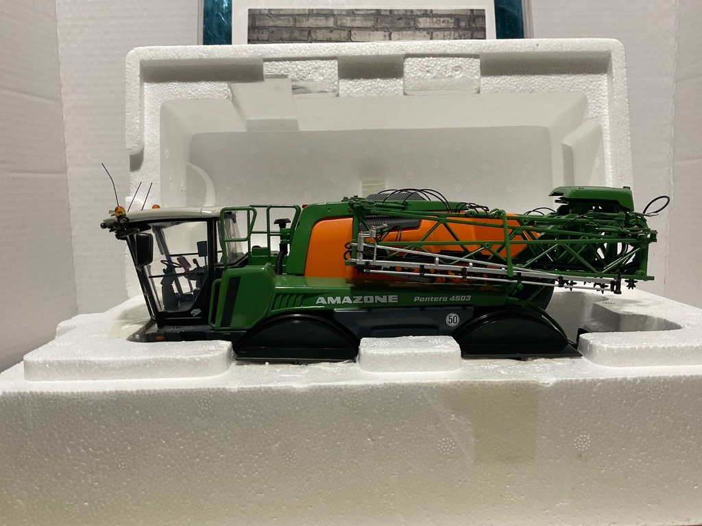 1/32 UNIVERSAL HOBBIES AMAZONE  PANTERA 4503 ! image