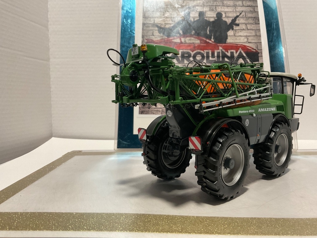 1/32 UNIVERSAL HOBBIES AMAZONE  PANTERA 4503 ! image