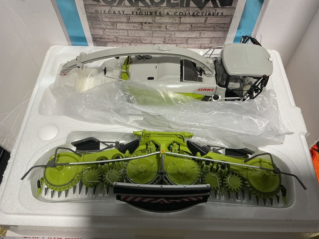 1/32 MARGE MODELS CLAAS JAGUAR 990 WITH CLAAS ORBIS 900 AND TRANSPORT PROTECTION image