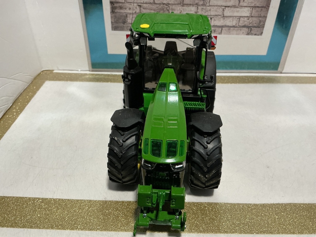 1:32 WIKING JOHN DEERE 8R 410 image