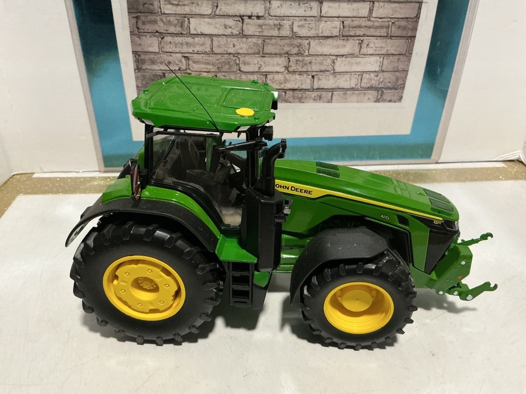 1:32 WIKING JOHN DEERE 8R 410 image