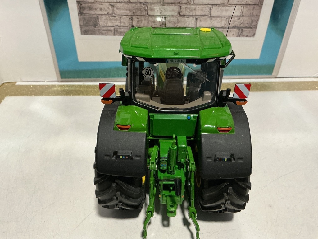 1:32 WIKING JOHN DEERE 8R 410 image