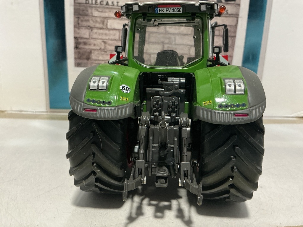 1/32 WIKING FENDT 1050 VARIO TRACTOR image