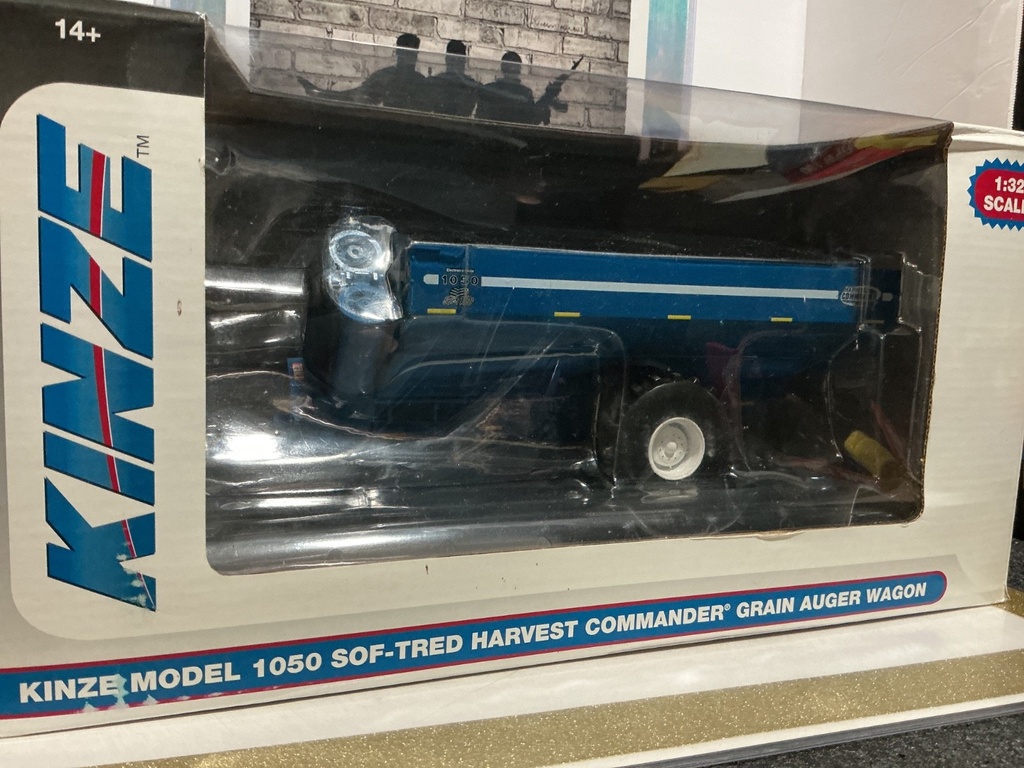 1/32 KINZE MODEL 1050 SOF TRED HARVEST COMMANDER GRAIN AUGER WAGON image