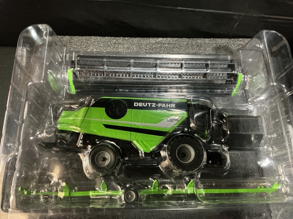 1/32 USK 31006 DEUTZ-FAHRENHEIT C9206 TS COMBINE HARVESTER . image