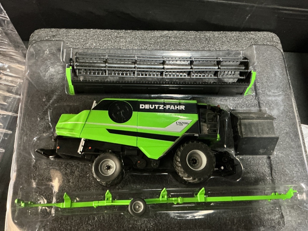 1/32 USK 31006 DEUTZ-FAHRENHEIT C9206 TS COMBINE HARVESTER . image