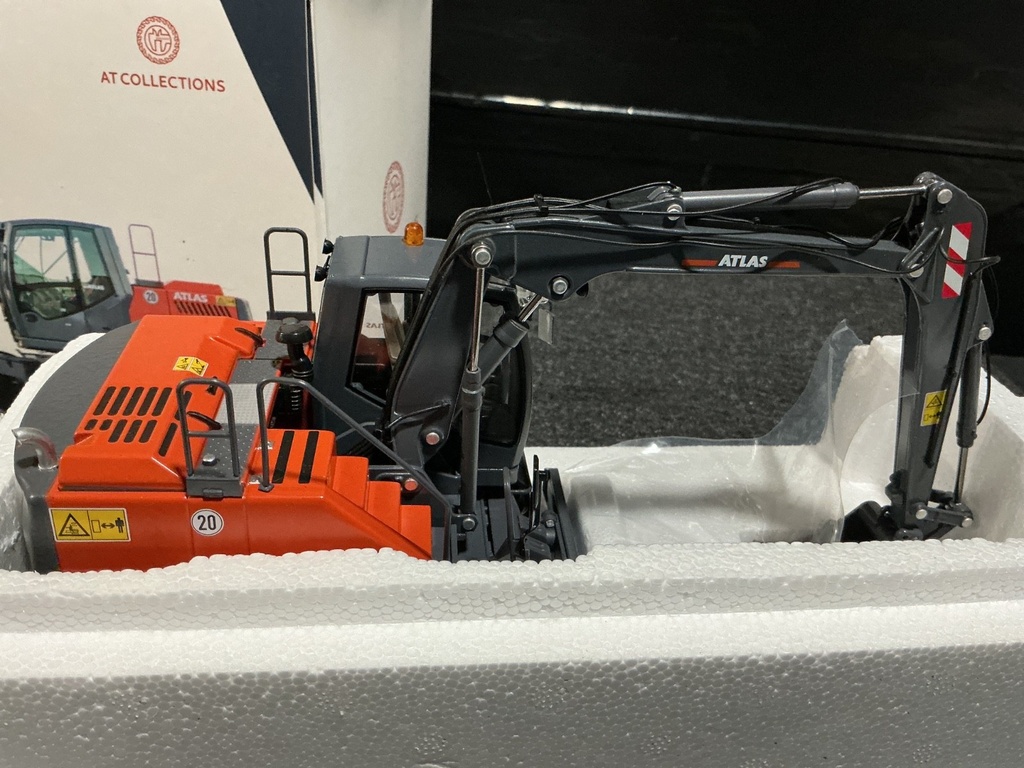1/32 ATLAS160W EXCAVATOR WITH NOKIAN TIRES image