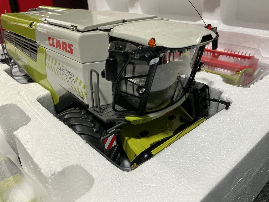 1/32 MARGE MODELS CLAAS LEXION 6800 DEMO TOUR & CLAAS VARIO TRAILER BOX DAMAGE image