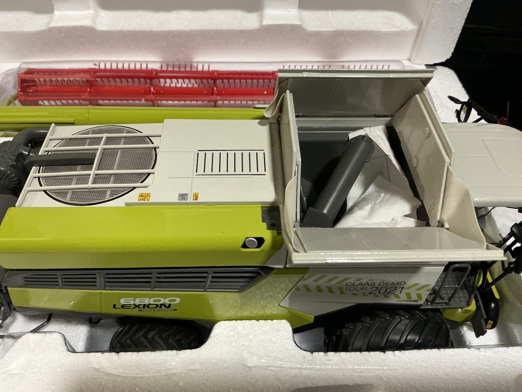 1/32 MARGE MODELS CLAAS LEXION 6800 DEMO TOUR & CLAAS VARIO TRAILER BOX DAMAGE image