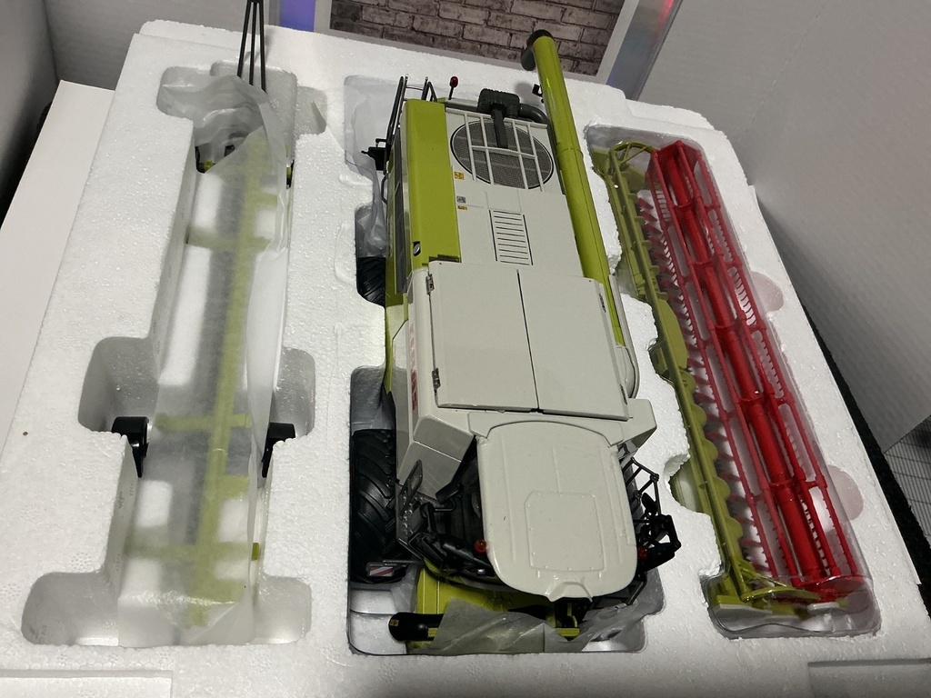 1/32 MARGE MODELS CLAAS LEXION 6800 image