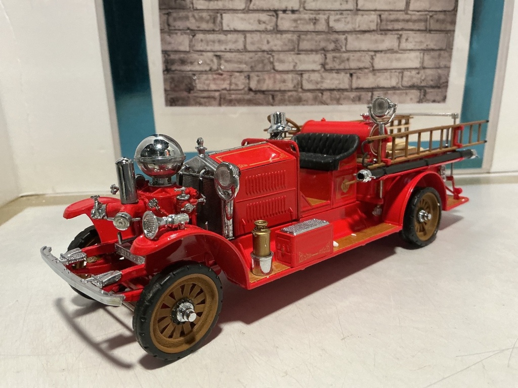 1/32 FRANKLIN MINT - 1922 AHRENS FIRE TRUCK image