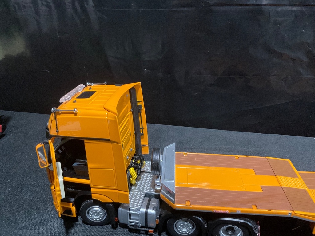1/32 Marge Models Mercedes Benz Autos Gigaspace 6x2 & Triple Axle Lowboy Trailer image