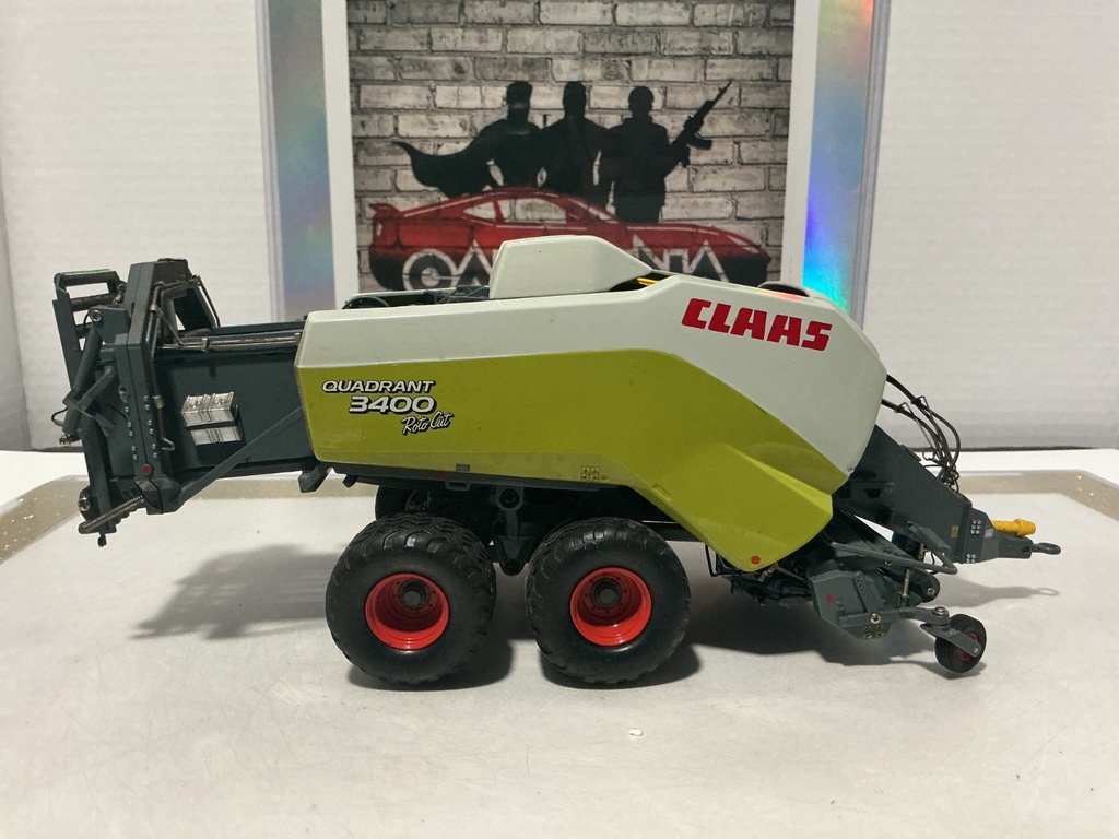1:32 UNIVERSAL HOBBIES CLAAS QUADRANT 3400 SQUARE BALER [NO BOX] image