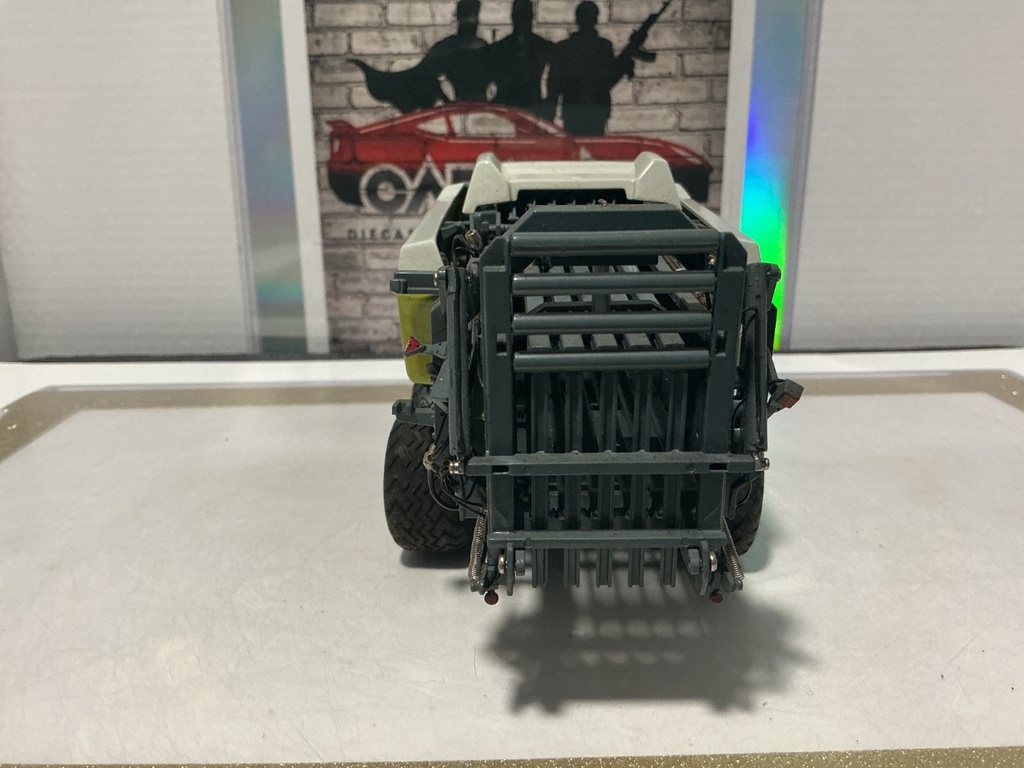 1:32 UNIVERSAL HOBBIES CLAAS QUADRANT 3400 SQUARE BALER [NO BOX] image