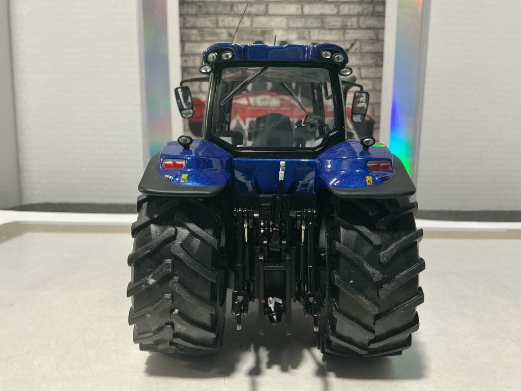 1/32 - MARGE MODEL NEW HOLLAND T8 435 [FRONT ATTACHMENT BROKEN] [NO BOX] image