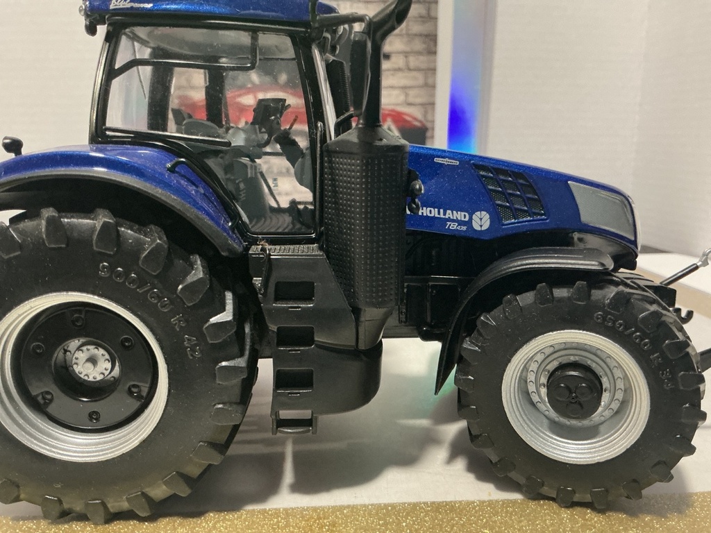 1/32 - MARGE MODEL NEW HOLLAND T8 435 [FRONT ATTACHMENT BROKEN] [NO BOX] image