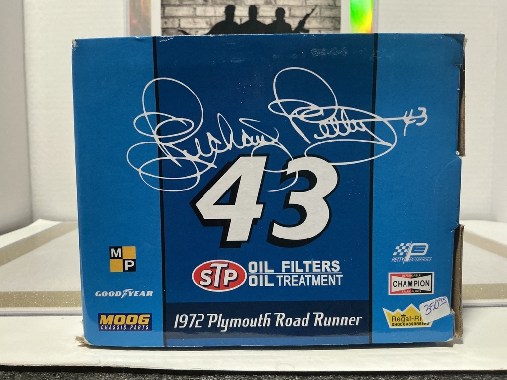 AUTO WORLD STP 1972 PLYMOUTH ROAD RUNNER RICHARD PETTY image