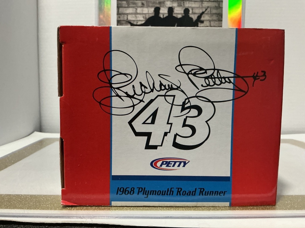 1:18 AUTO WORLD 1968 PLYMOUTH ROAD RUNNER RICHARD PETTY image