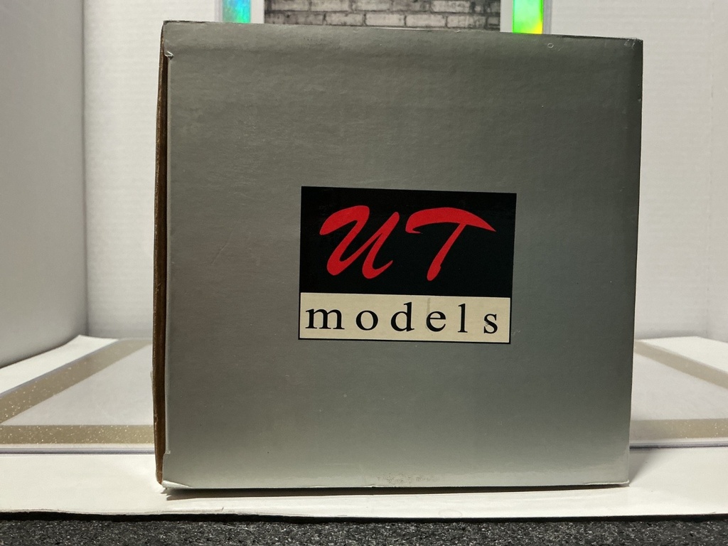 1:18 UT MODELS CHEVROLET CORVETTE ‘99 LE MANS DIRECTION DE COURSE HARDTOP image