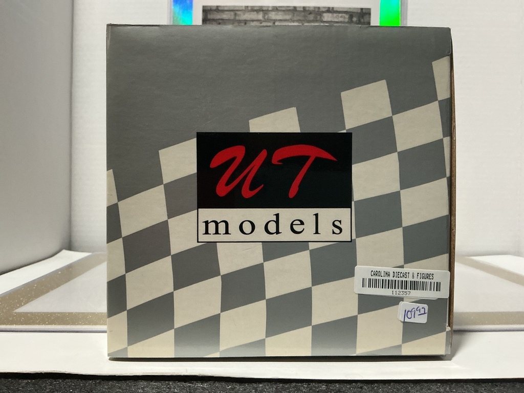 1:18 UT MODELS CHEVROLET CORVETTE ‘99 LE MANS DIRECTION DE COURSE HARDTOP image