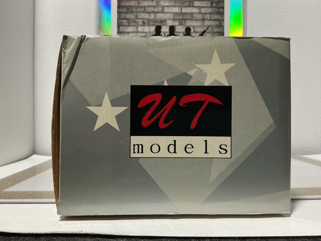 1:18 UT MODELS CHEVROLET CORVETTE HARDTOP 1999 BLACK ON BLACK image