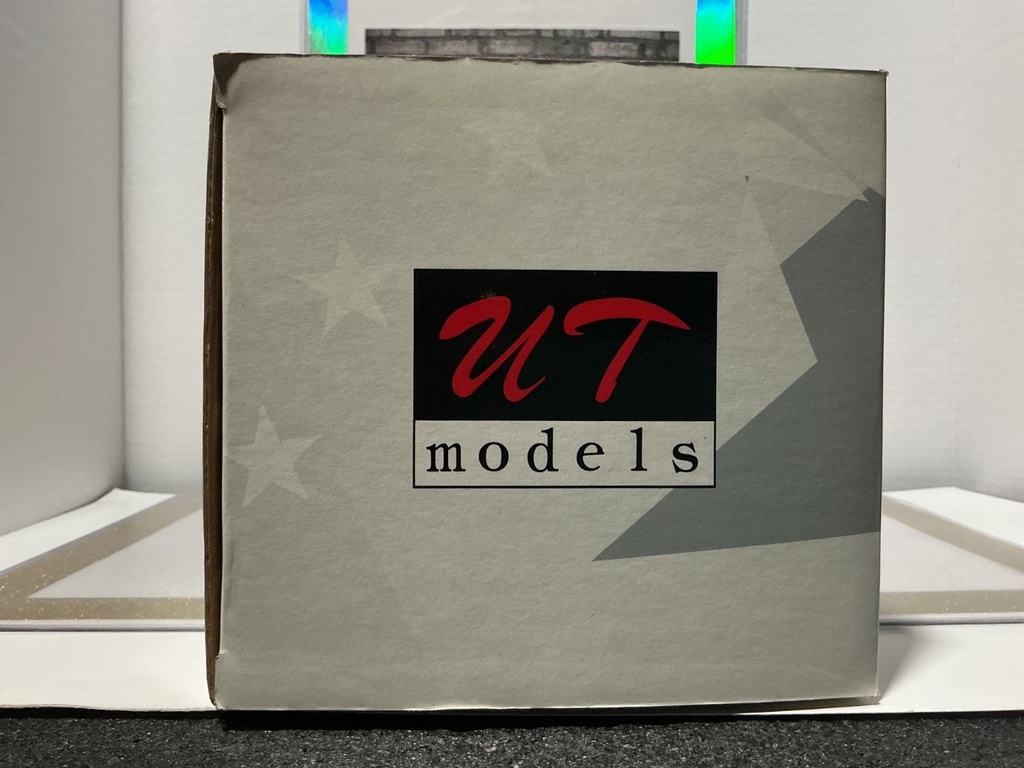 1:18 UT MODELS CHEVROLET IMPALA SS 1996 BLACK image
