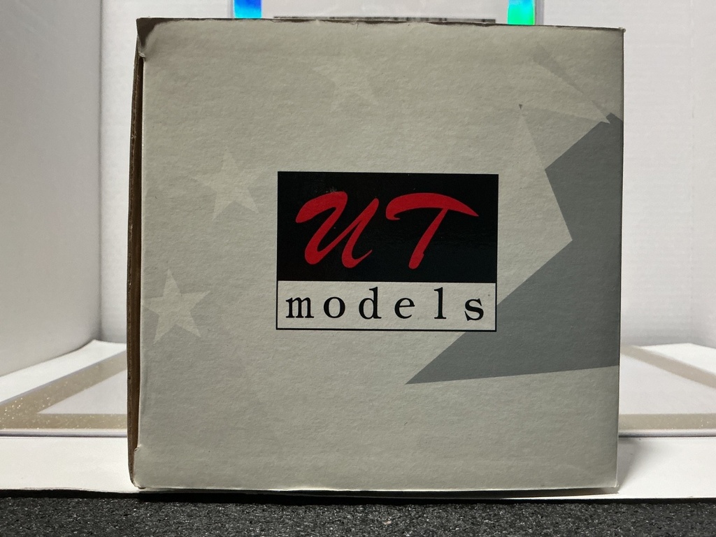 1:18 UT MODELS CHEVROLET IMPALA SS 1996 BLACK image