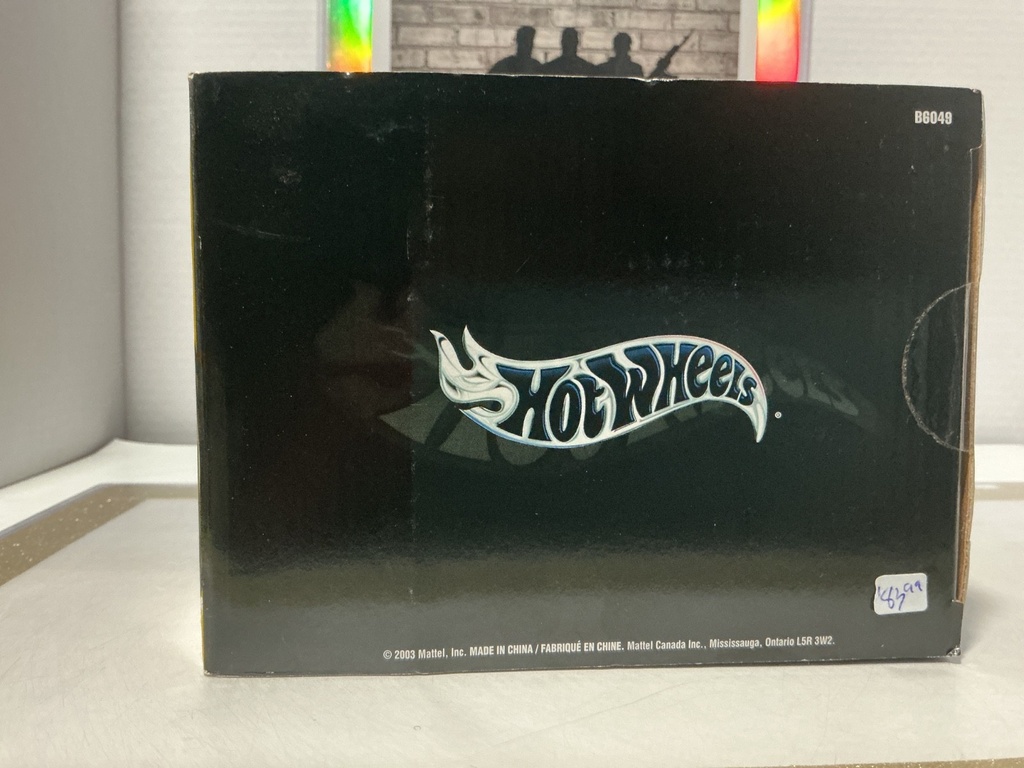 1:18 HOTWHEELS CORVETTE C6 RED ON TAN image