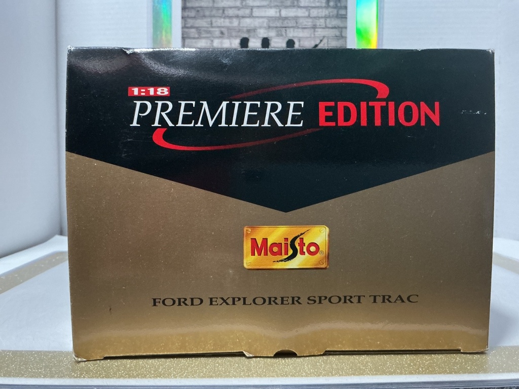 1:18 MAISTO PREMIERE FORD EXPLORER SPORT TRAC DARK BLUE ON BLACK image