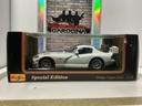 1:18 MAISTO SPECIAL EDITION DODGE VIPER GT2 WHITE ON BLACK image