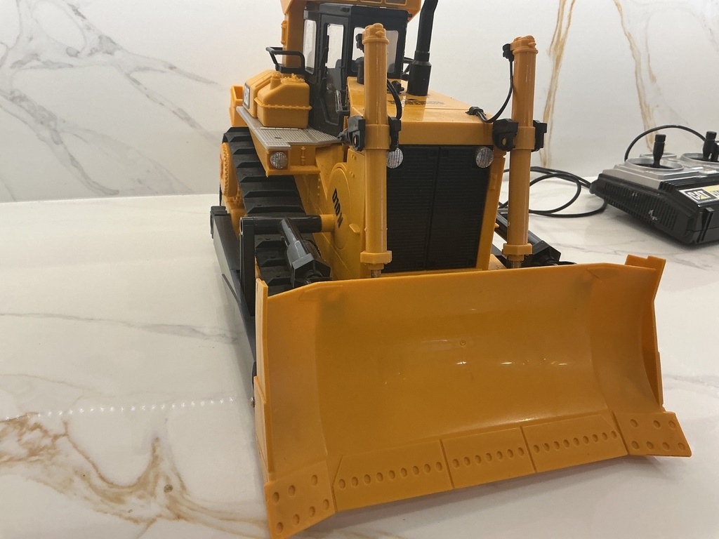 REMOTE CONTROLLED CATERPILLAR D10 N VINTAGE TRACTOR image