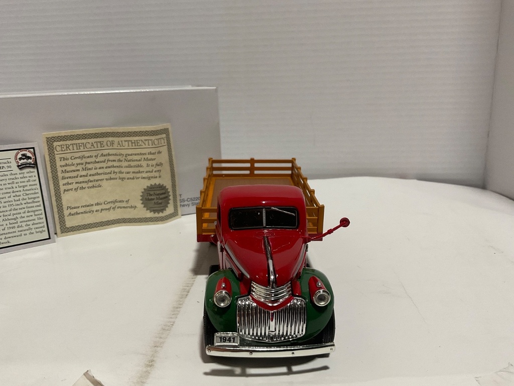 1:32 THE NATIONAL MOTOR MUSEUM MINT 1941 CHEVROLET STAKE & PLATFORM TRUCK image