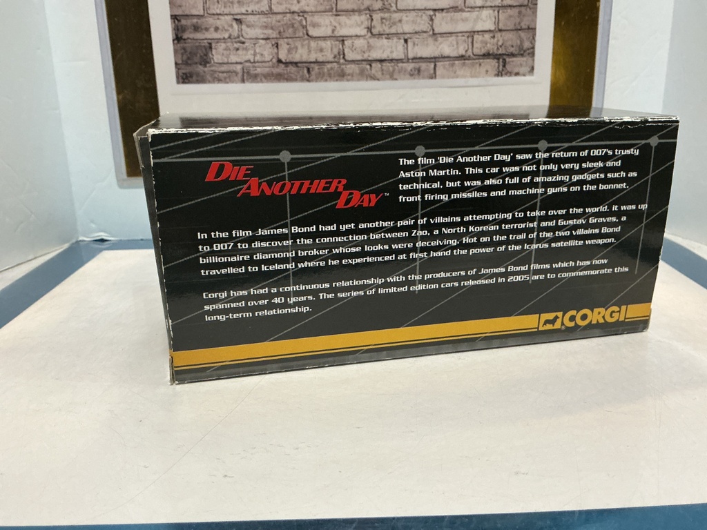 1/43 CORGI & BOND 007 ASTON MARTIN V12 VANQUISH image