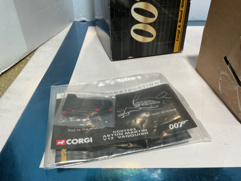 1/43 CORGI & BOND 007 ASTON MARTIN V12 VANQUISH image