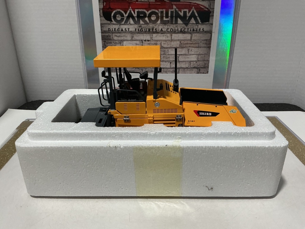 1:35 XCMG TRACKED ASPHALT PAVER #2 [DAMAGED BOX] image