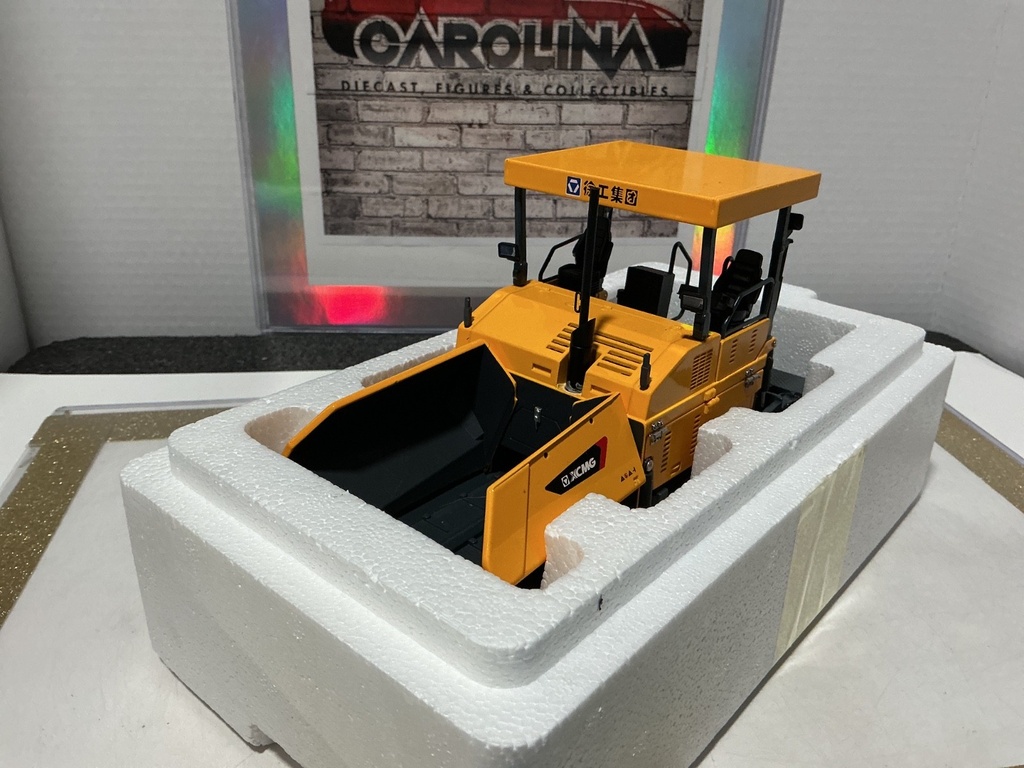 1:35 XCMG TRACKED ASPHALT PAVER #2 [DAMAGED BOX] image