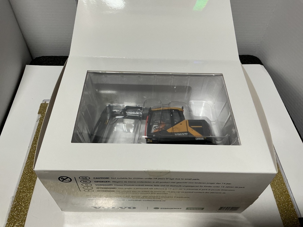 1/32 AT COLLECTIONS VOLVO EWR150E STEELWRIST TILTROTATOR AND NOKIAN TYRES image