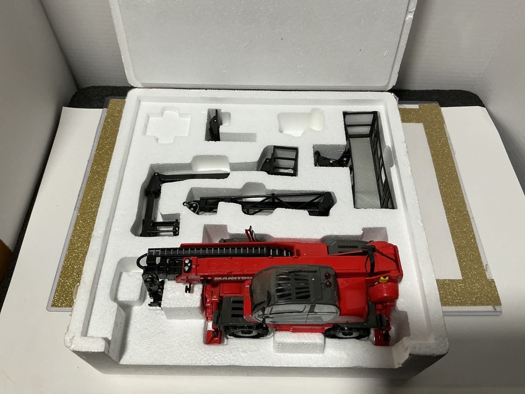 1/32 MRT PRIVILEGE MANITOU MRT 2150 PRIVILEGE ROTATING TELEHANDLER image
