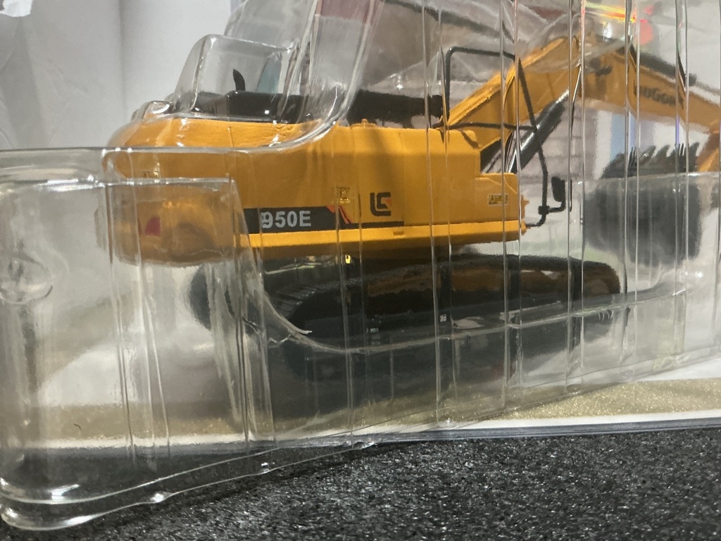 1/35 LIUGONG 950E  EXCAVATOR . image