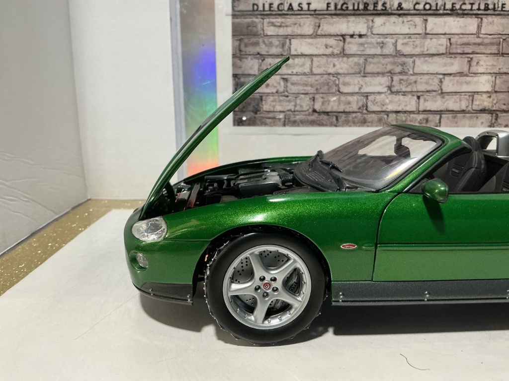 1:18 BEANSTALK - JAMES BOND JAGUAR XXR GREEN ON BLACK W/ EXTRA ACCESSORIES image
