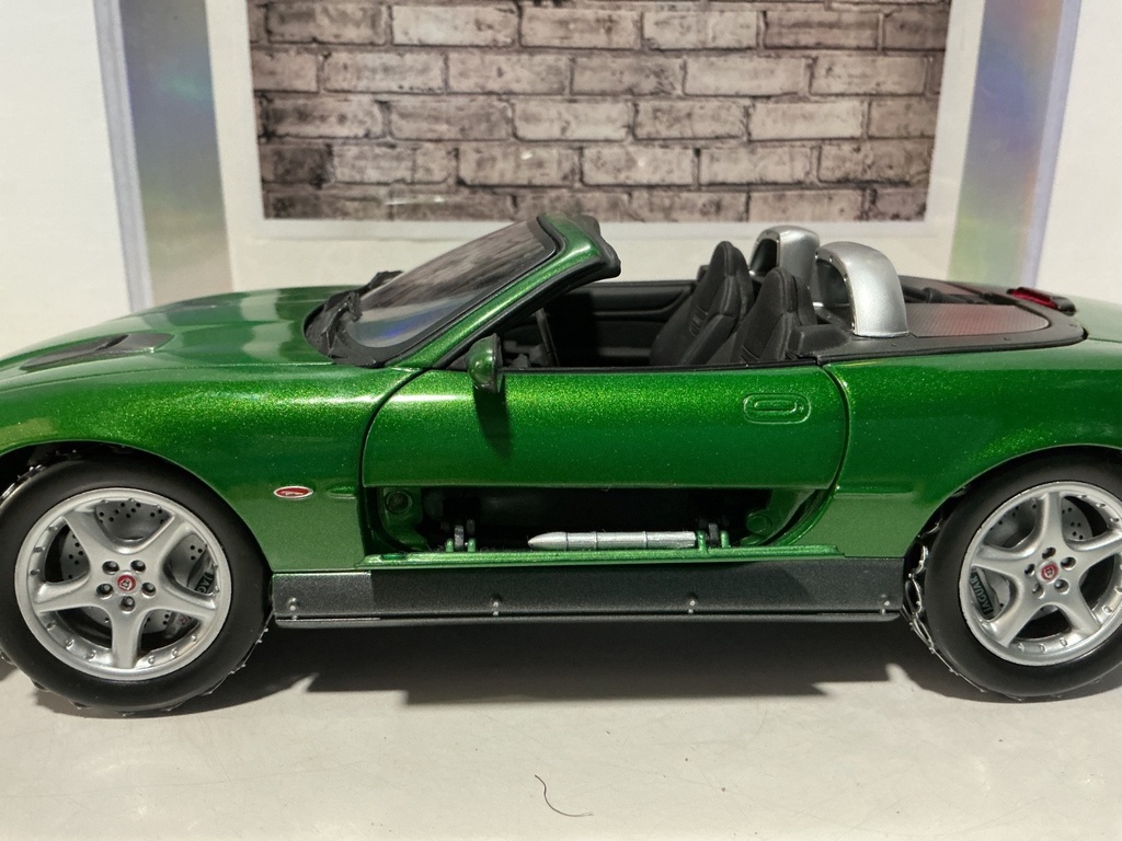 1:18 BEANSTALK - JAMES BOND JAGUAR XXR GREEN ON BLACK W/ EXTRA ACCESSORIES image