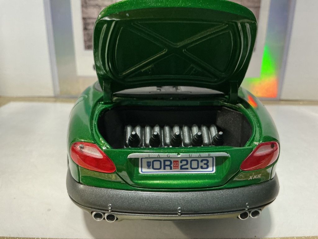 1:18 BEANSTALK - JAMES BOND JAGUAR XXR GREEN ON BLACK W/ EXTRA ACCESSORIES image
