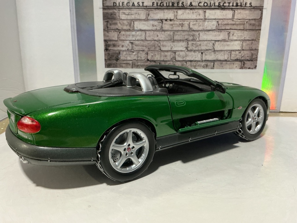 1:18 BEANSTALK - JAMES BOND JAGUAR XXR GREEN ON BLACK W/ EXTRA ACCESSORIES image