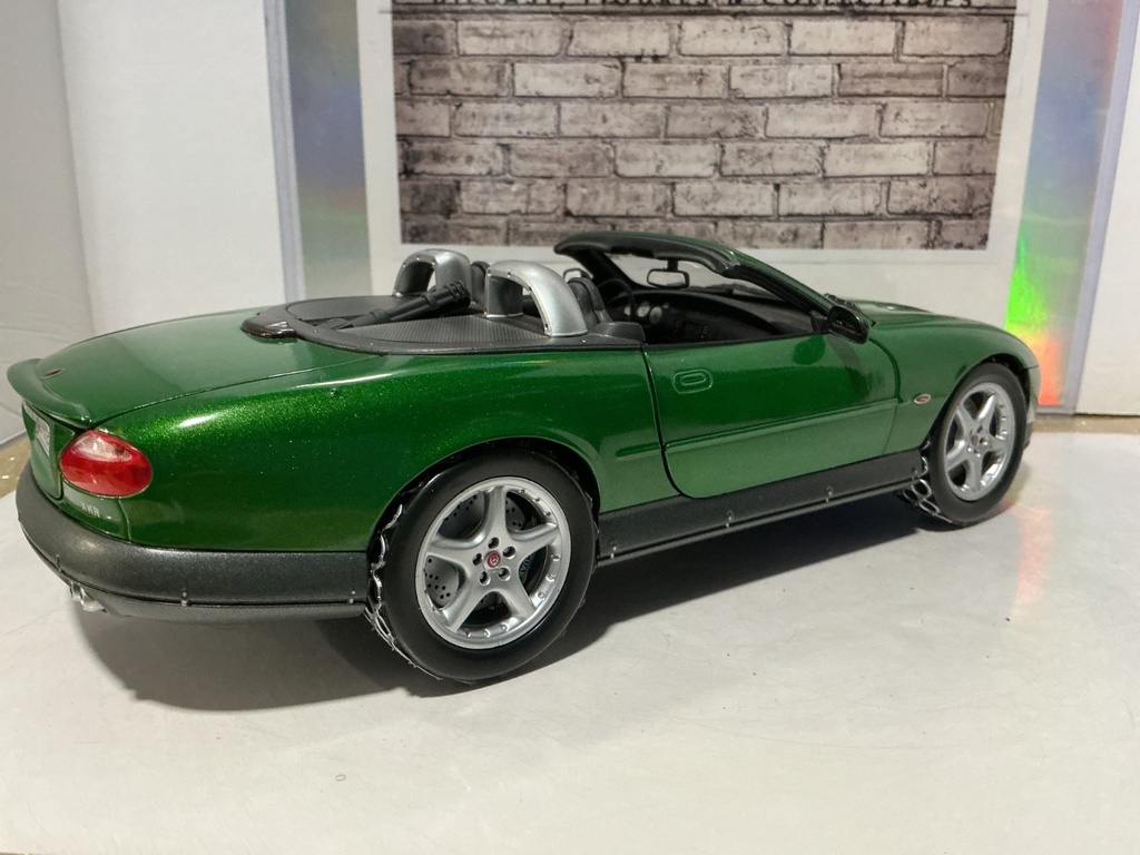 1:18 BEANSTALK - JAMES BOND JAGUAR XXR GREEN ON BLACK W/ EXTRA ACCESSORIES image